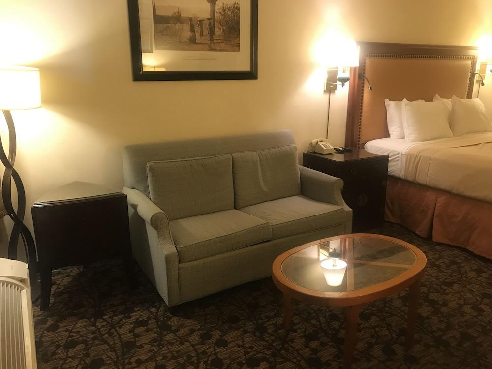 Travelers Inn & Suites photo 38