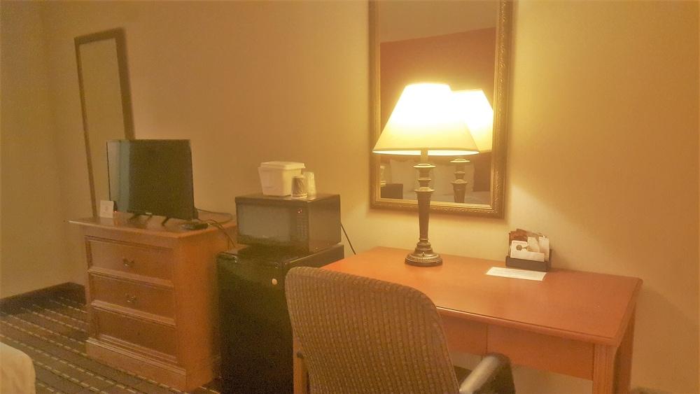 Salina Ambassador Hotel and Conference Center photo 2