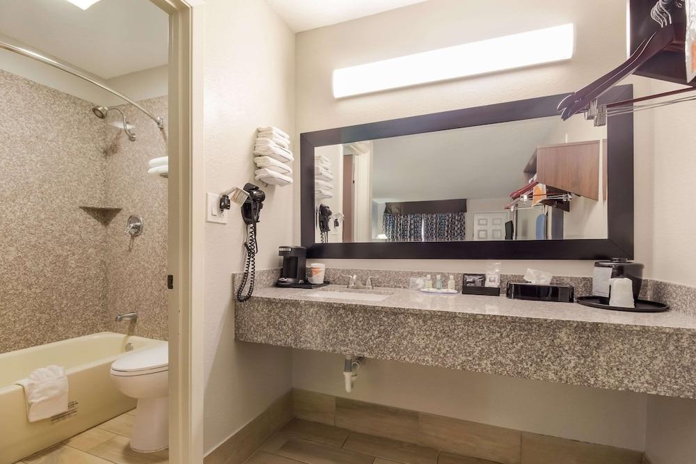 Quality Inn Madisonville photo 29