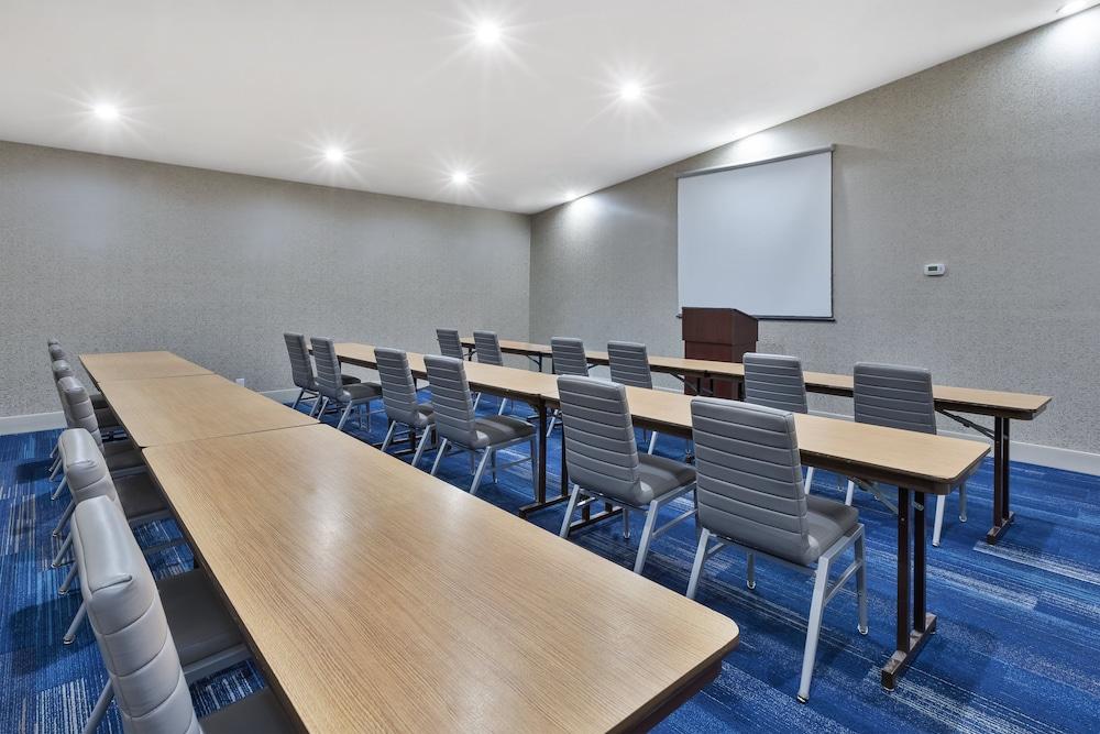 Holiday Inn Express Detroit-Warren by IHG photo 34