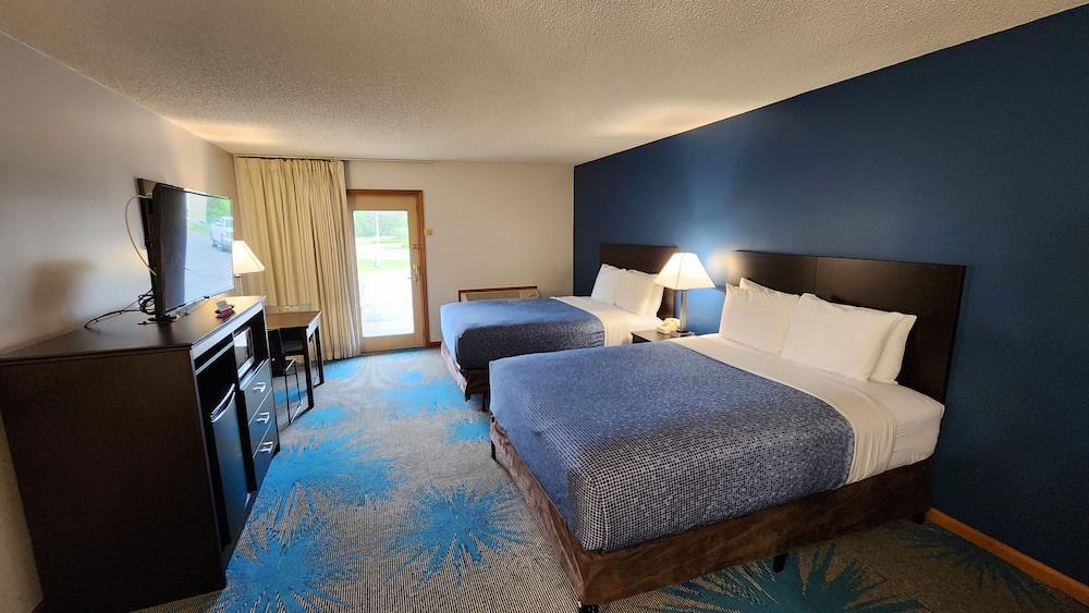 Econo Lodge Lakeshore photo 9
