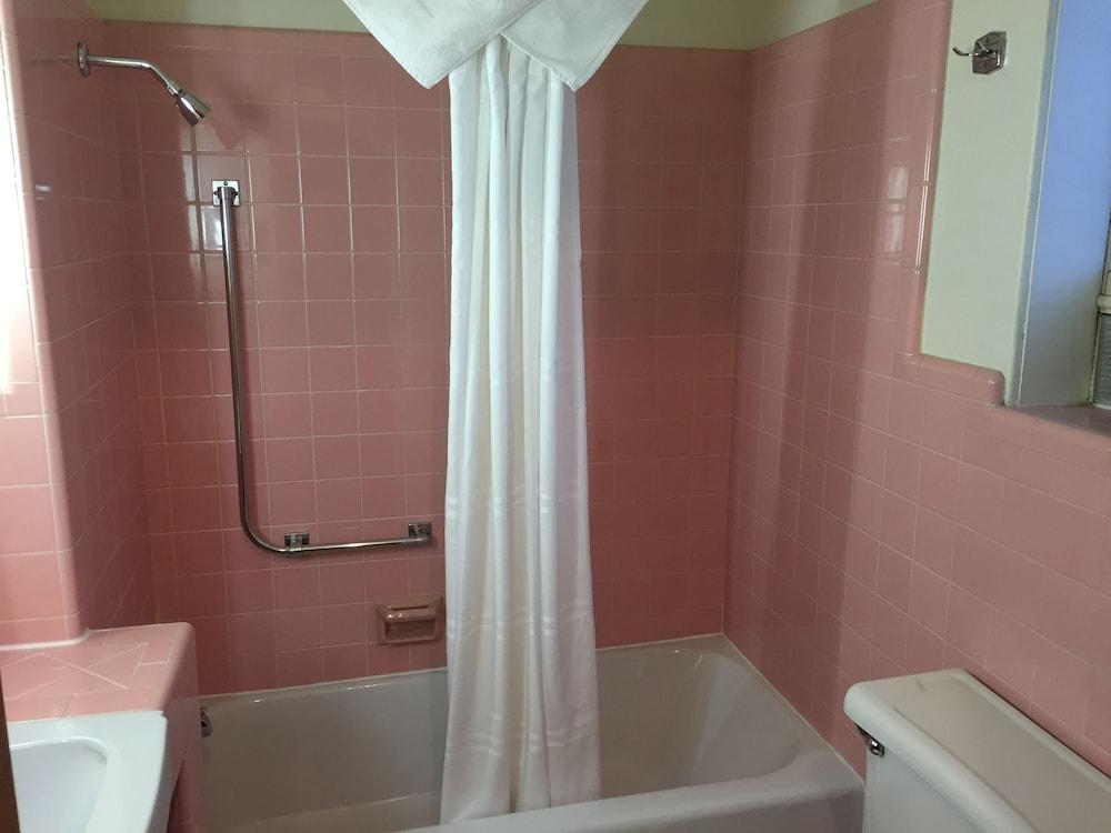 Mansion House Motel photo 26