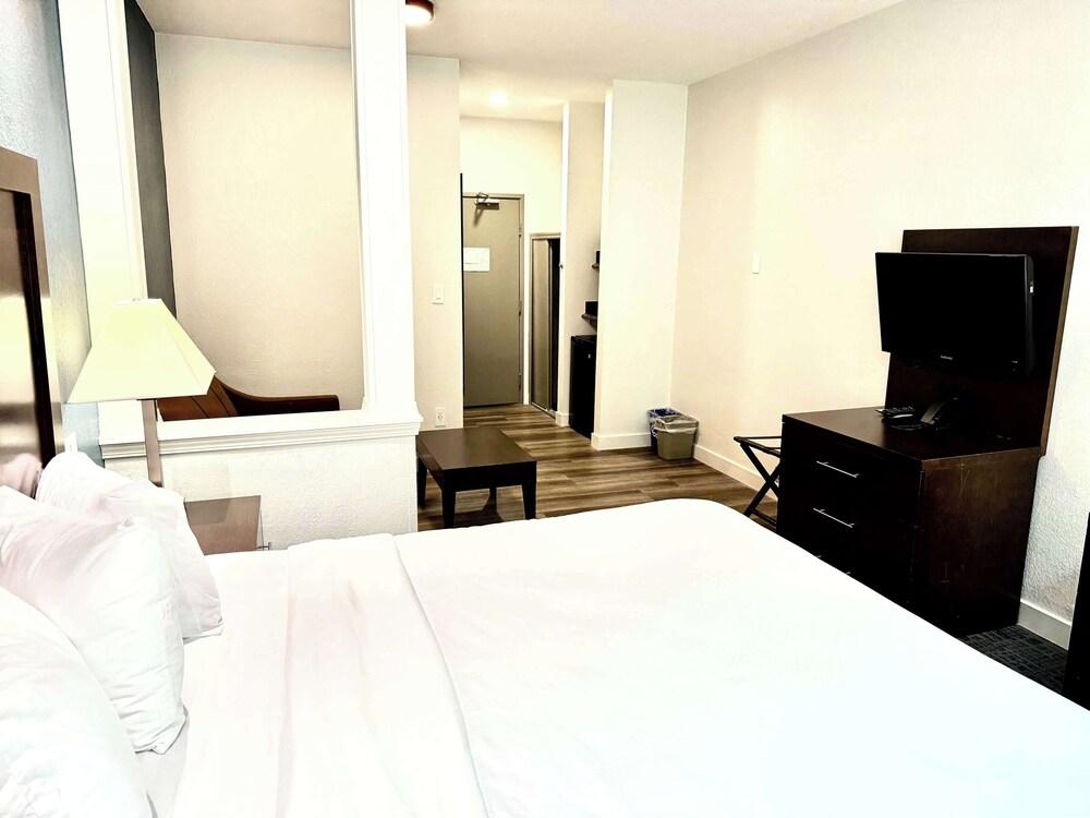 Baymont by Wyndham Richmond I-70 photo 6