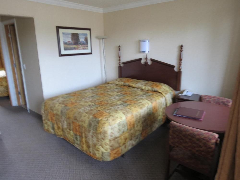 Western Royal Inn photo 24