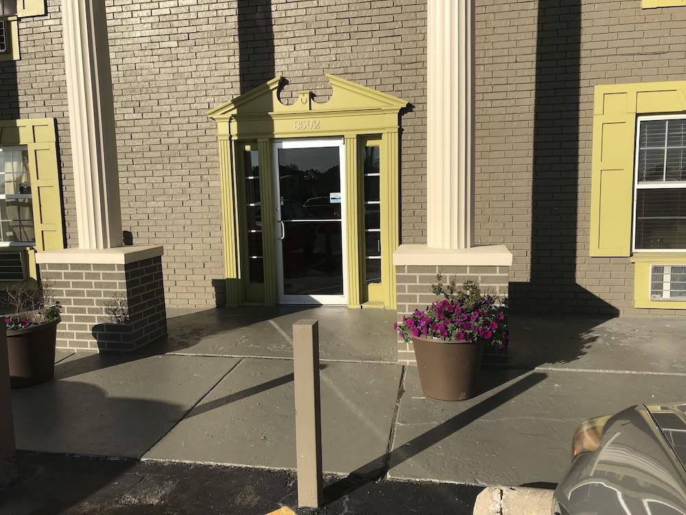 Hometown Inn & Suites photo 49
