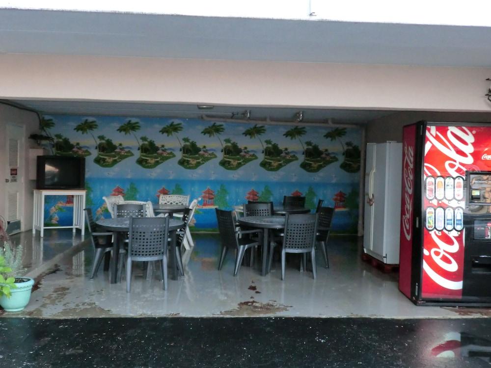 Bay Breeze Motel photo 18