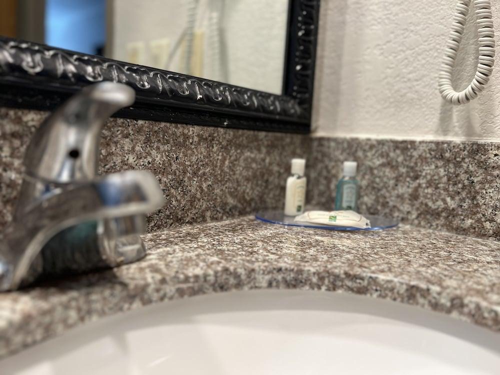 Quality Inn & Suites Louisville East photo 5