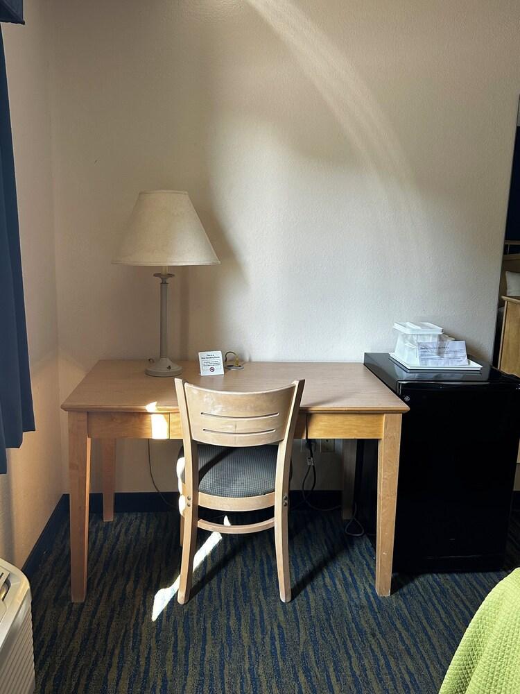 Ameristay Hotel Inn & Suites Waverly photo 8