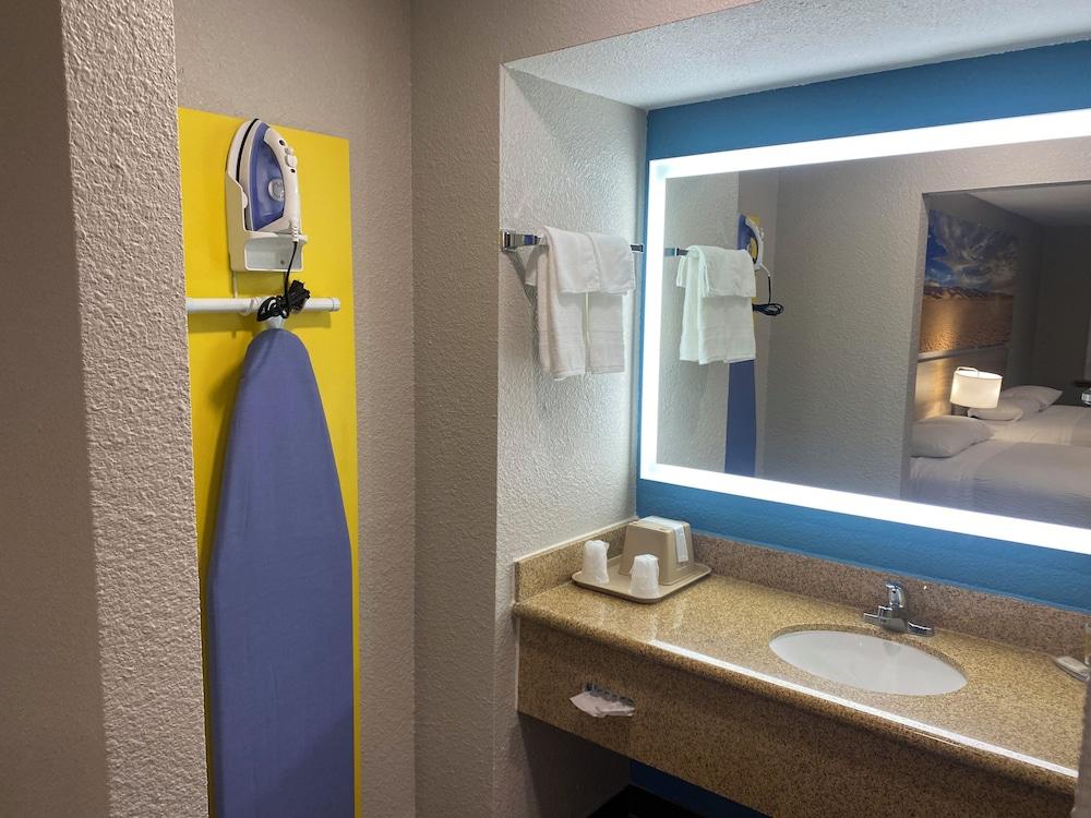 Days Inn by Wyndham El Paso West photo 13