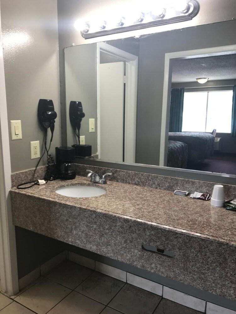 Express Inn - Bay City photo 7
