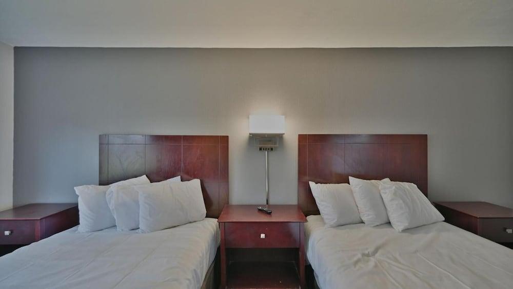 Maplehurst Motel photo 17
