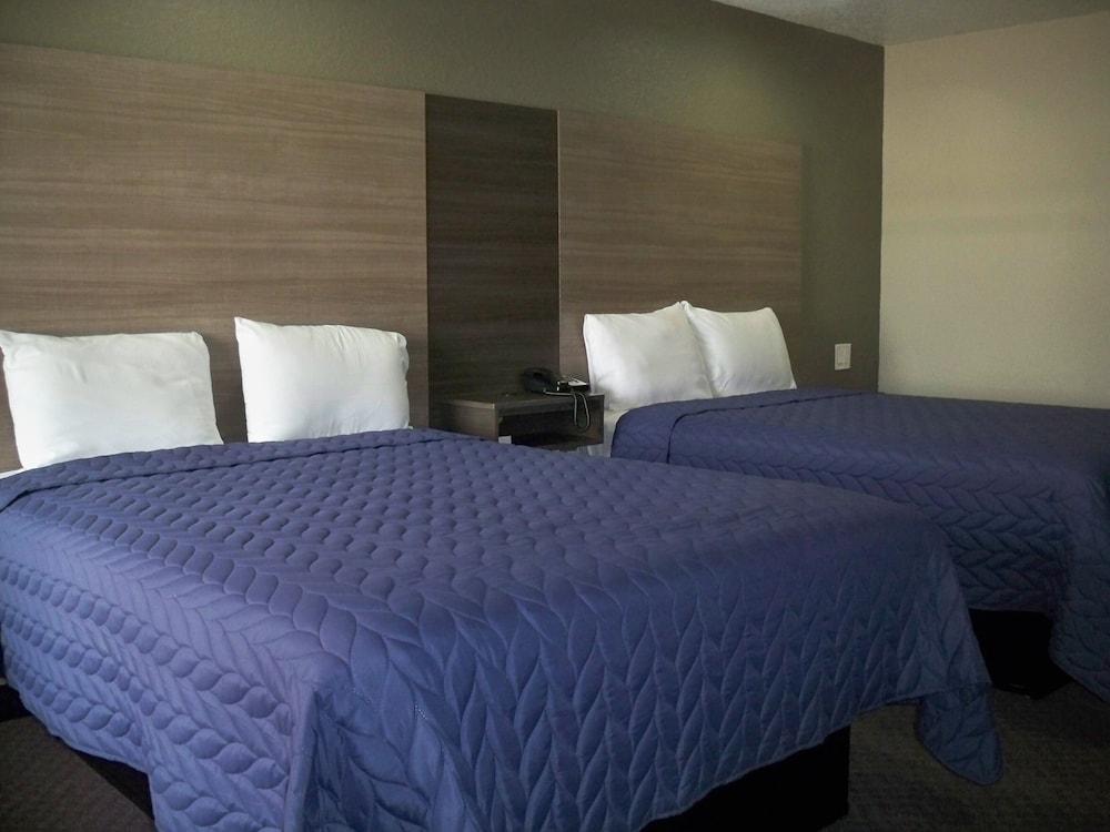Scottish Inn & Suites photo 32