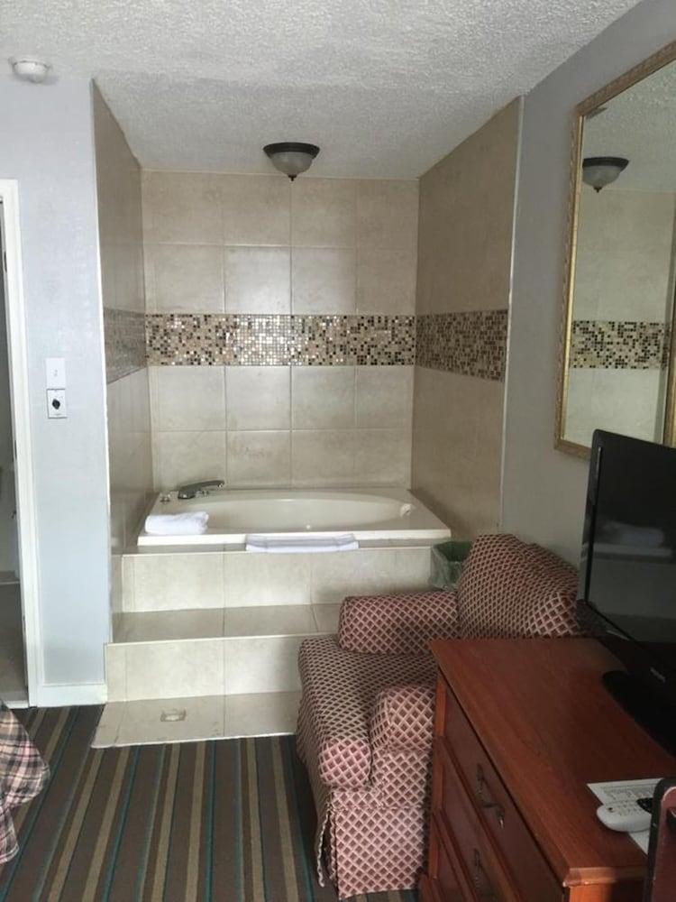 Scottish Inn and Suites photo 3