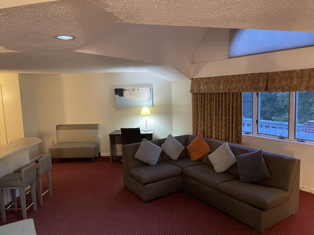Gold Star Inn & Suites photo 11