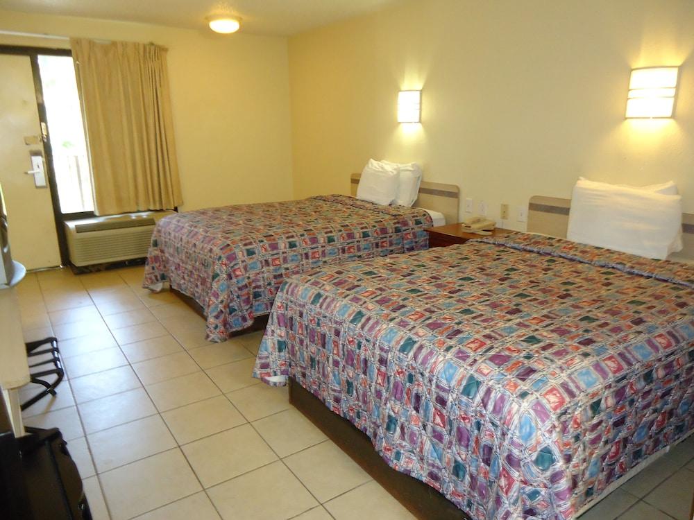 Super 6 Inn & Suites photo 8
