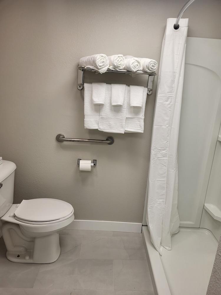 Red Fox Inn and Suites photo 6