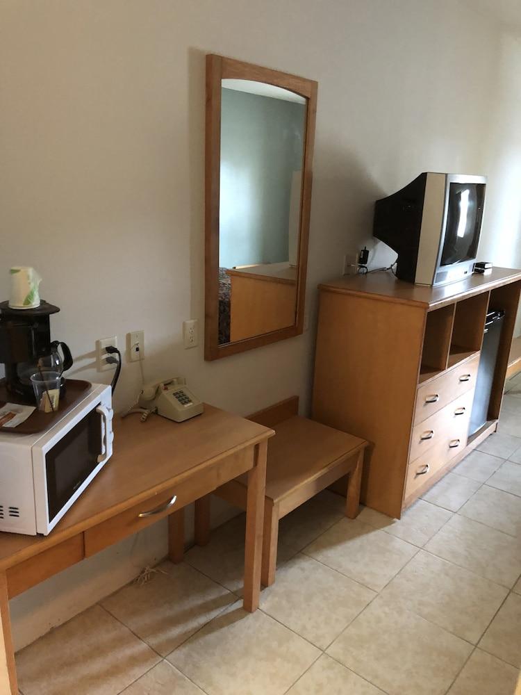 Whitesboro Inn & Suites photo 11