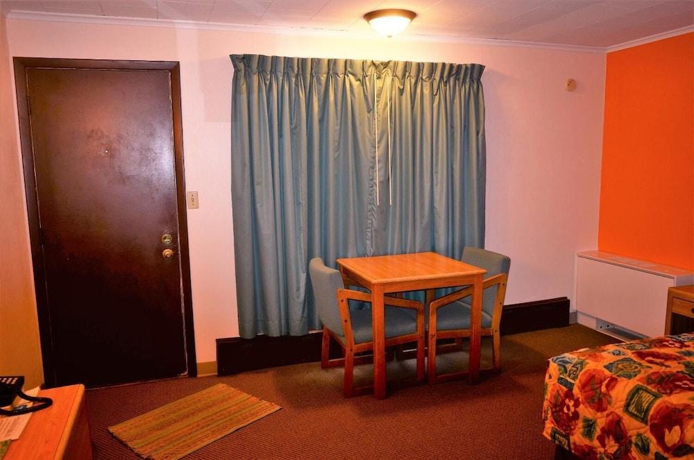 Budget Host Inn Iron Mountain photo 14