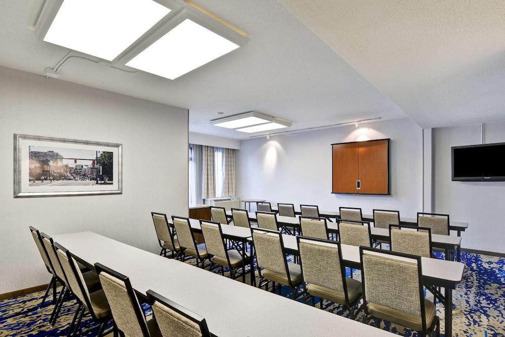 Hampton Inn Memphis-Poplar photo 33