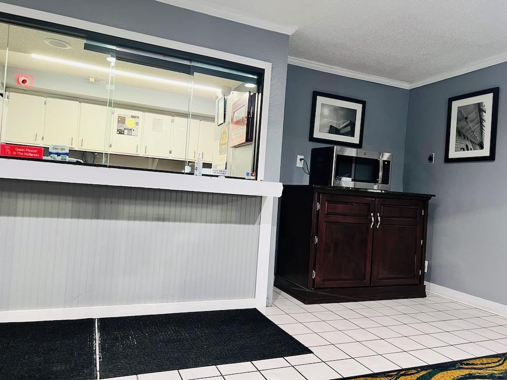 Super Inn by OYO Lansing MI photo 6