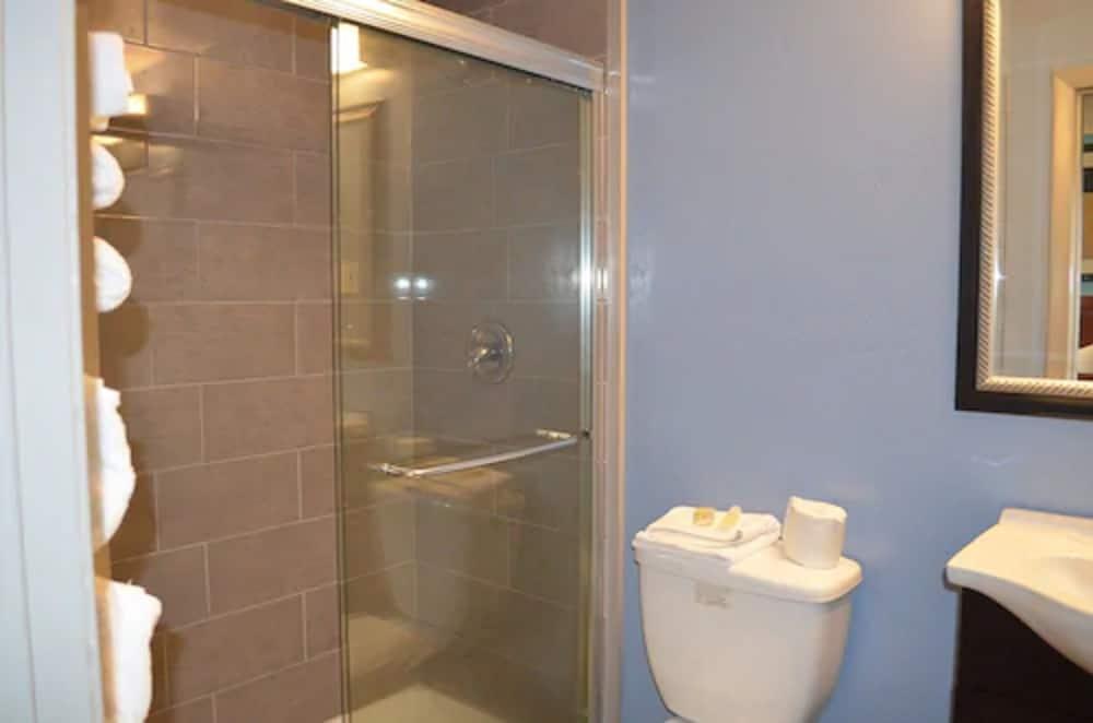 Hyannis Host Inn photo 9