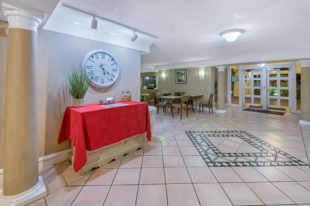 Townhouse Garden Inn & Suites San Antonio I 35 photo 3