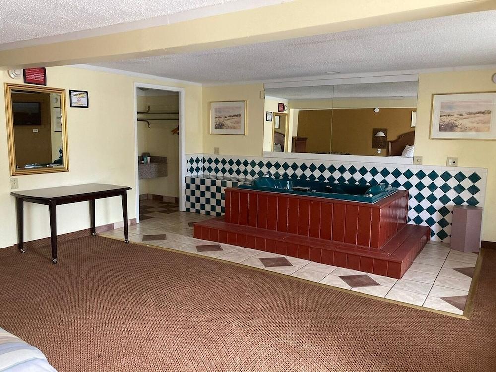 Rodeway Inn & Suites Saginaw I-675 photo 35