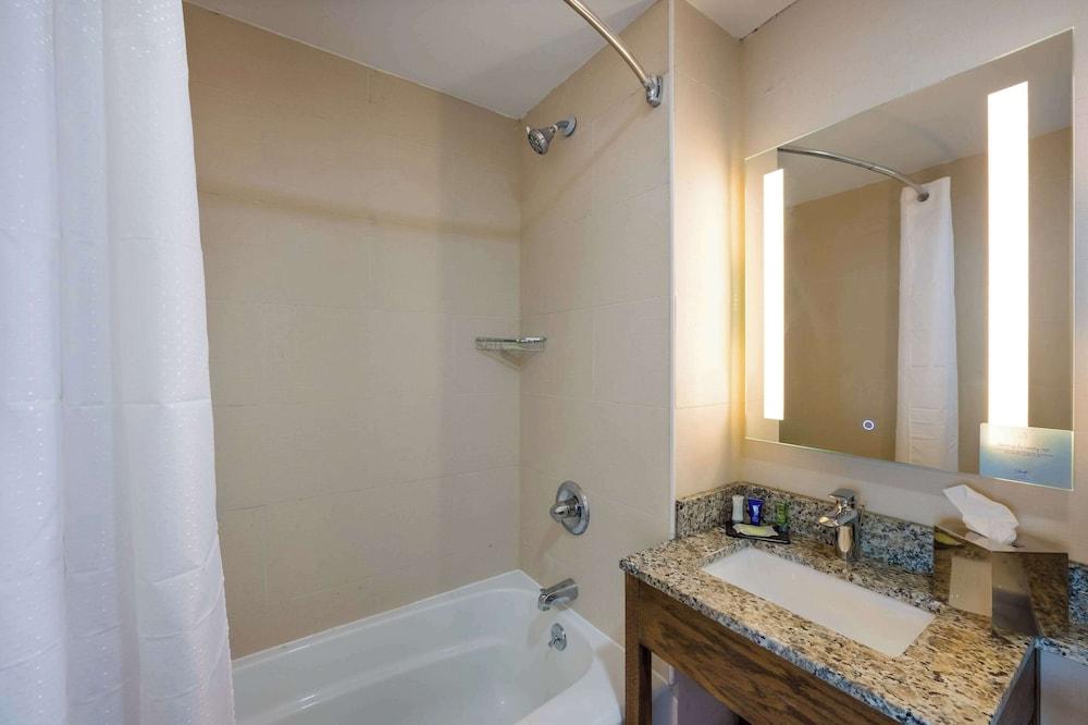 Sleep Inn Bronx - Soundview photo 13