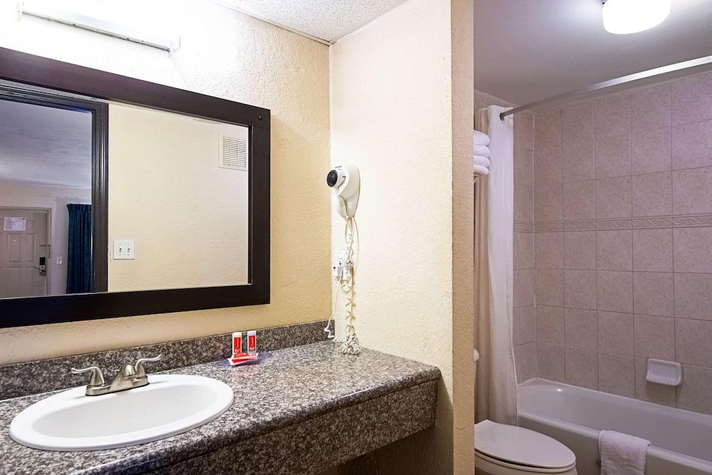 Econo Lodge Inn & Suites Clearwater Central photo 24