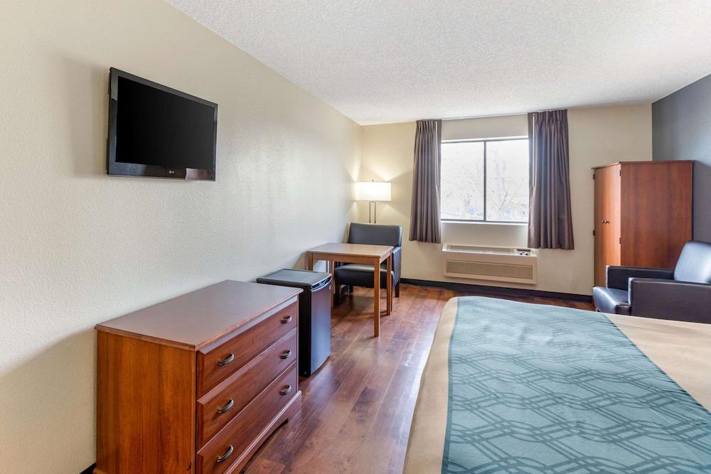 Econo Lodge Longmont East photo 25
