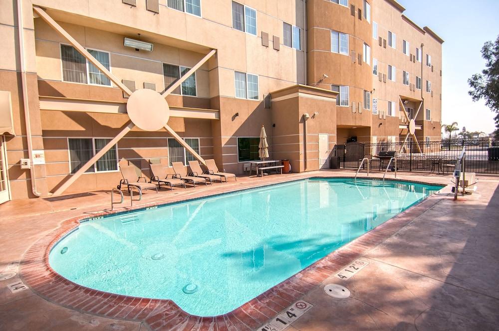 Holiday Inn Express and Suites Bakersfield Central by IHG photo 11