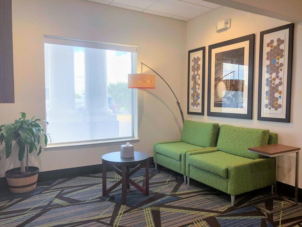 Holiday Inn Express & Suites Hearne by IHG photo 7