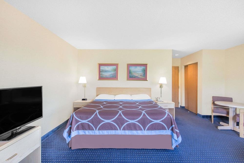 Super 8 by Wyndham Canandaigua photo 23