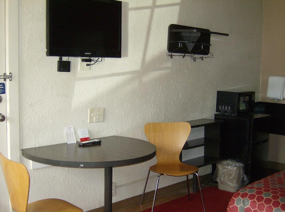 Econo Lodge Inn & Suites photo 7