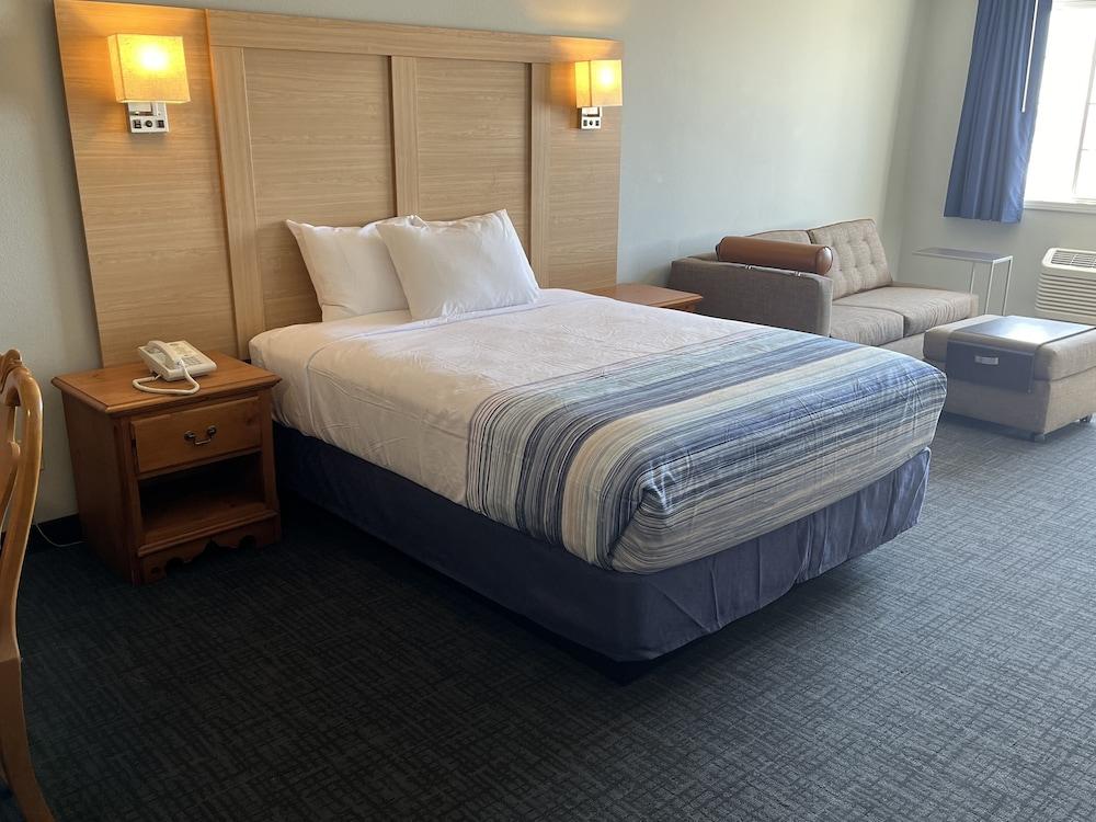 Days Inn & Suites by Wyndham Williamsburg IA North photo 8