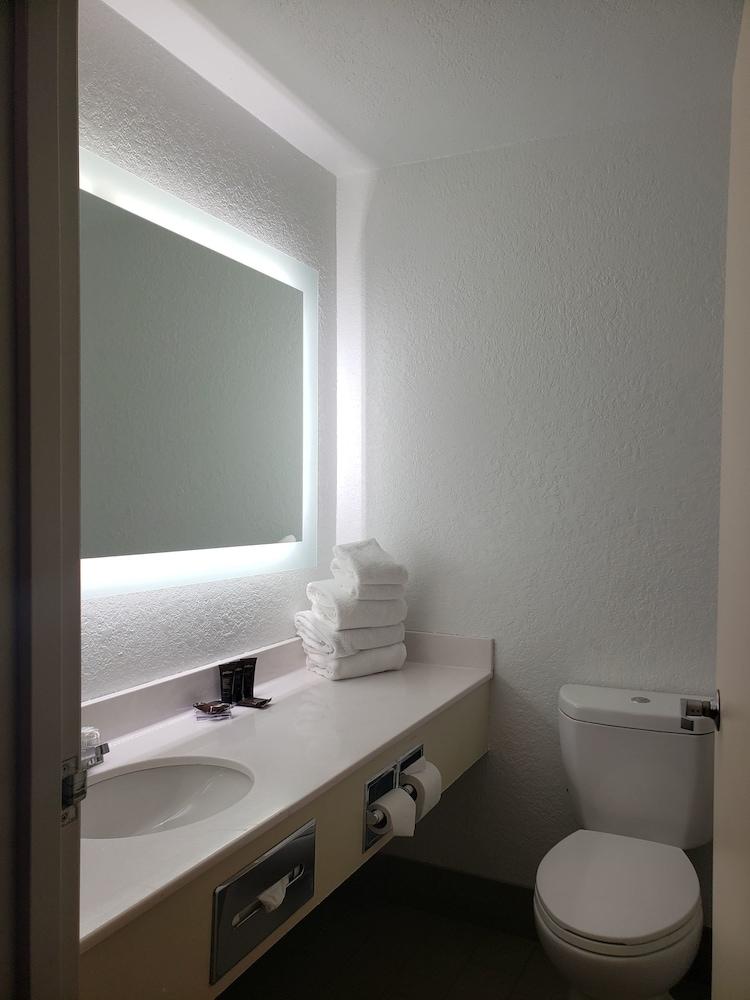 Country Inn & Suites by Radisson, Fairview Heights, IL photo 56