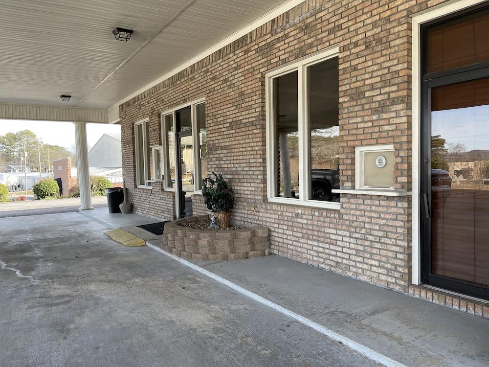 COVERED BRIDGE INN & SUITES photo 11