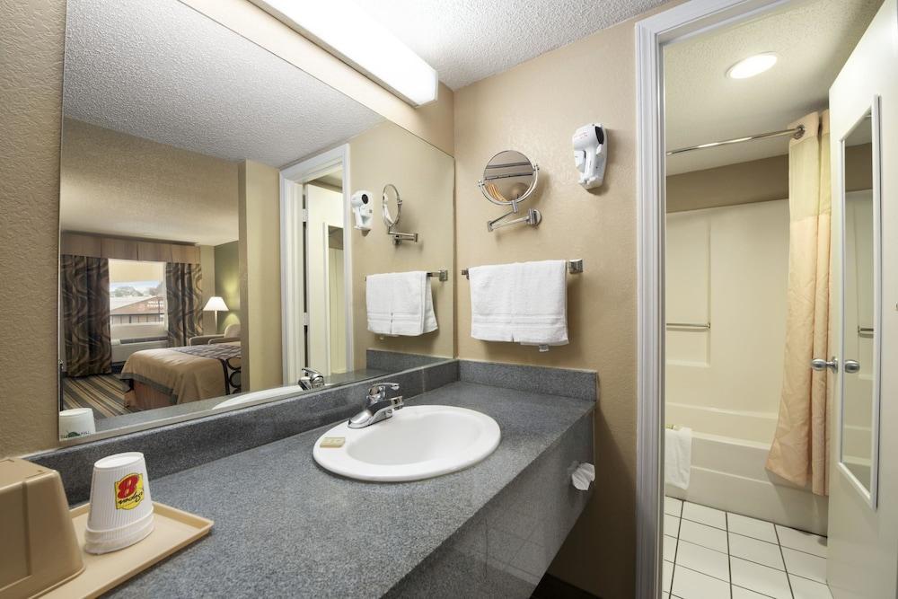 Super 8 by Wyndham Meridian photo 24