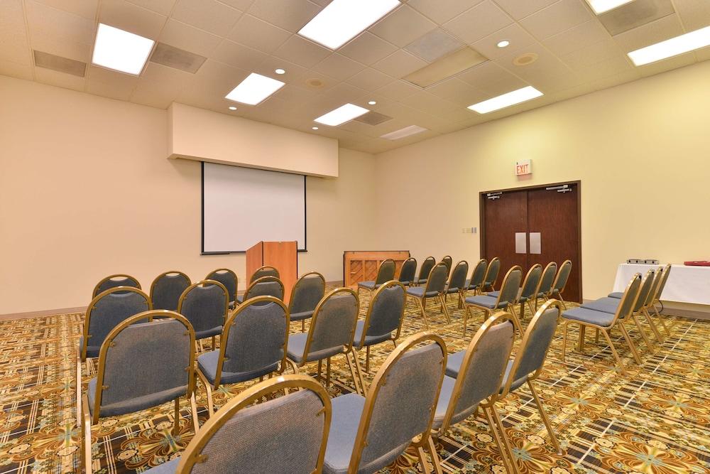 Americas Best Value Inn & Suites Victoria photo 11