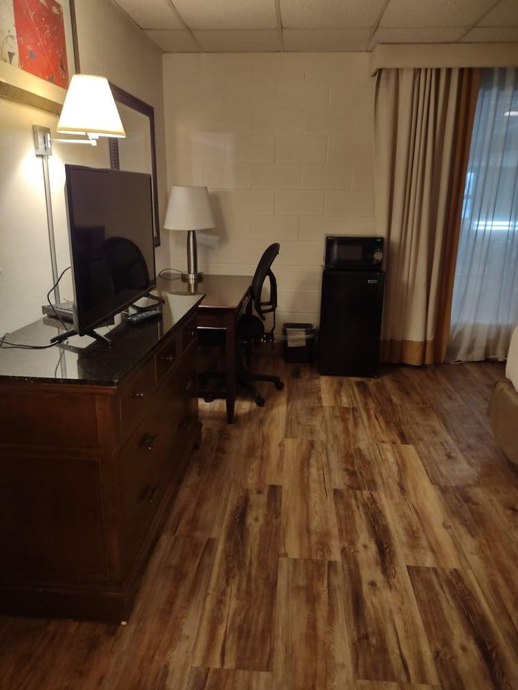 Ramada by Wyndham Albert Lea photo 2