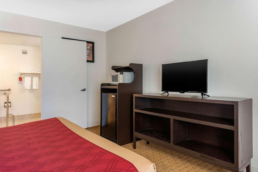 Econo Lodge Airport at RJ Stadium photo 8
