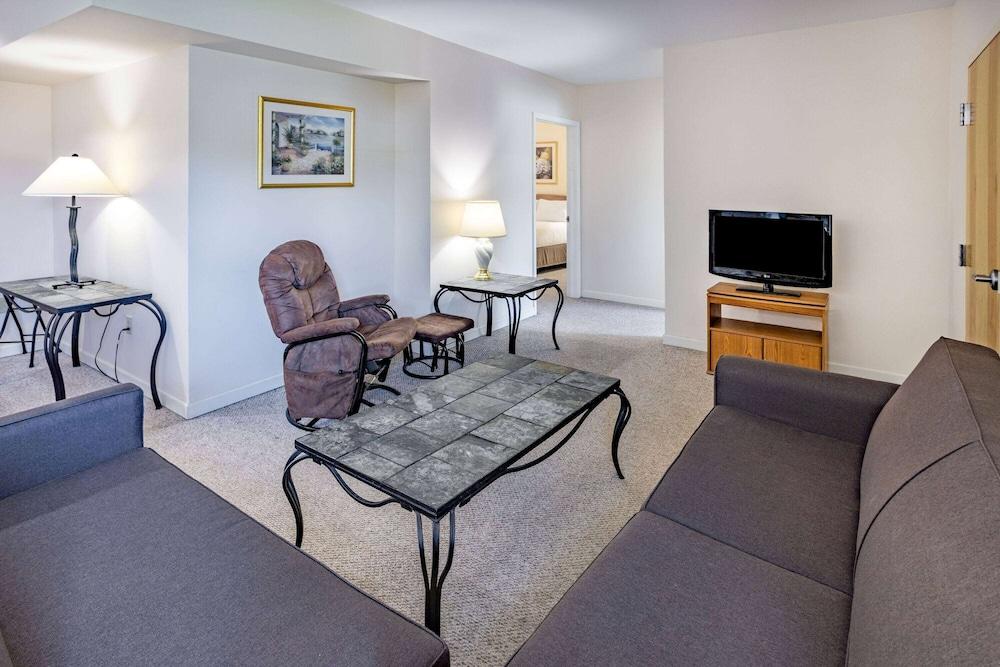 Microtel Inn & Suites by Wyndham Plattsburgh photo 19