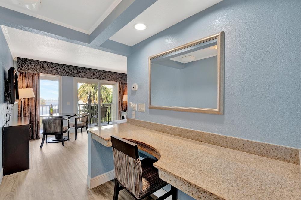 Seaside Luxury Oasis with balcony photo 11