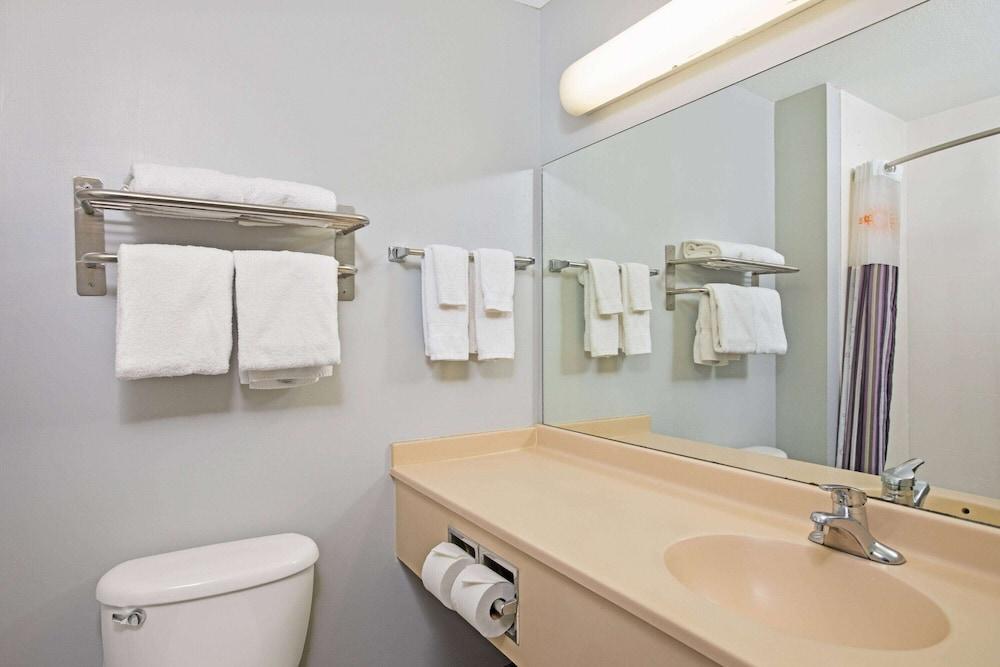 La Quinta Inn & Suites by Wyndham Omaha Airport Downtown photo 17