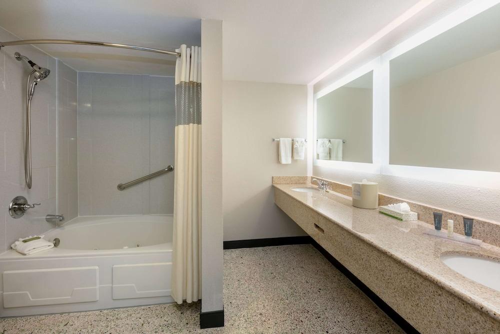 Wingate by Wyndham DFW / North Irving photo 26