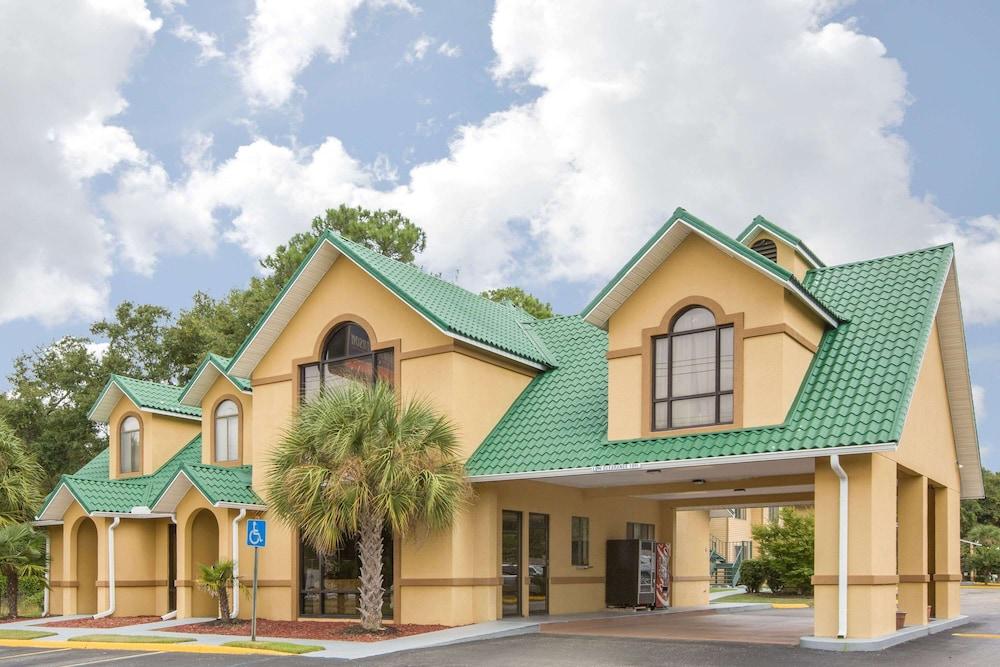 Howard Johnson by Wyndham Dothan photo 1