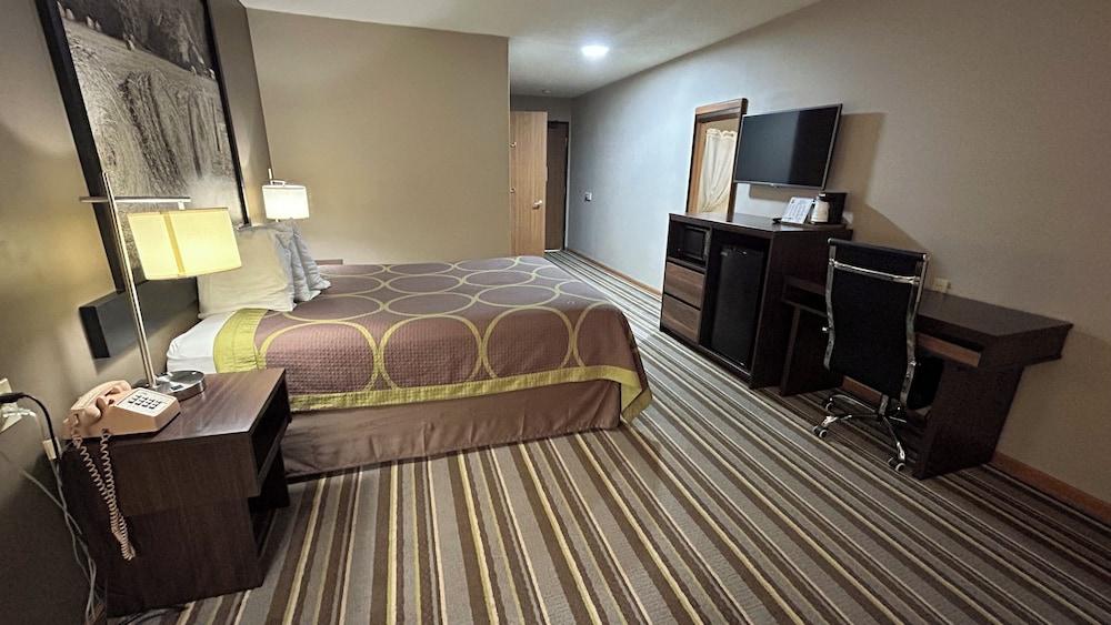 Super 8 by Wyndham Gilman photo 11