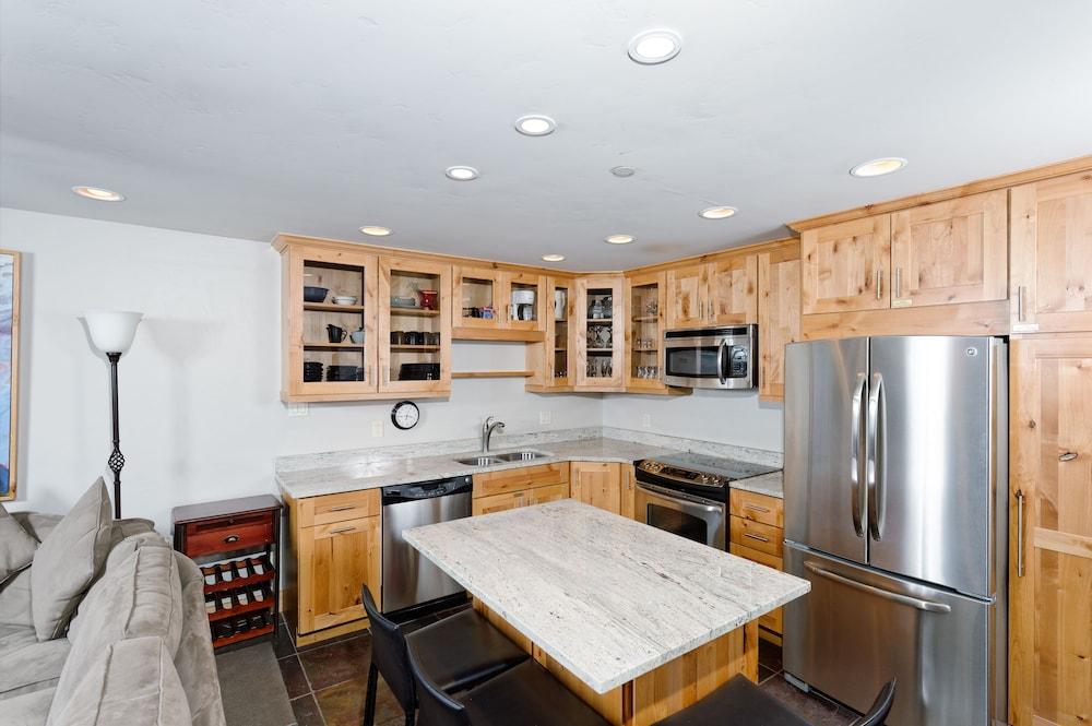 The Crestwood Condominiums photo 33
