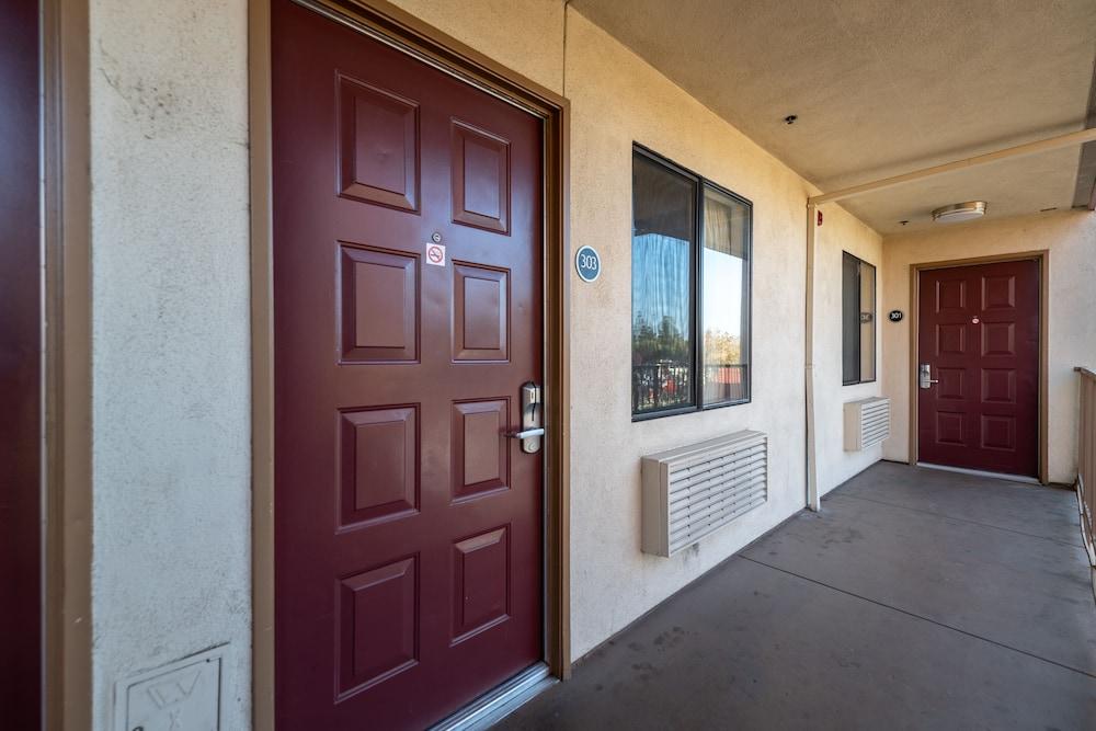 Sacramento Inn & Suites photo 12