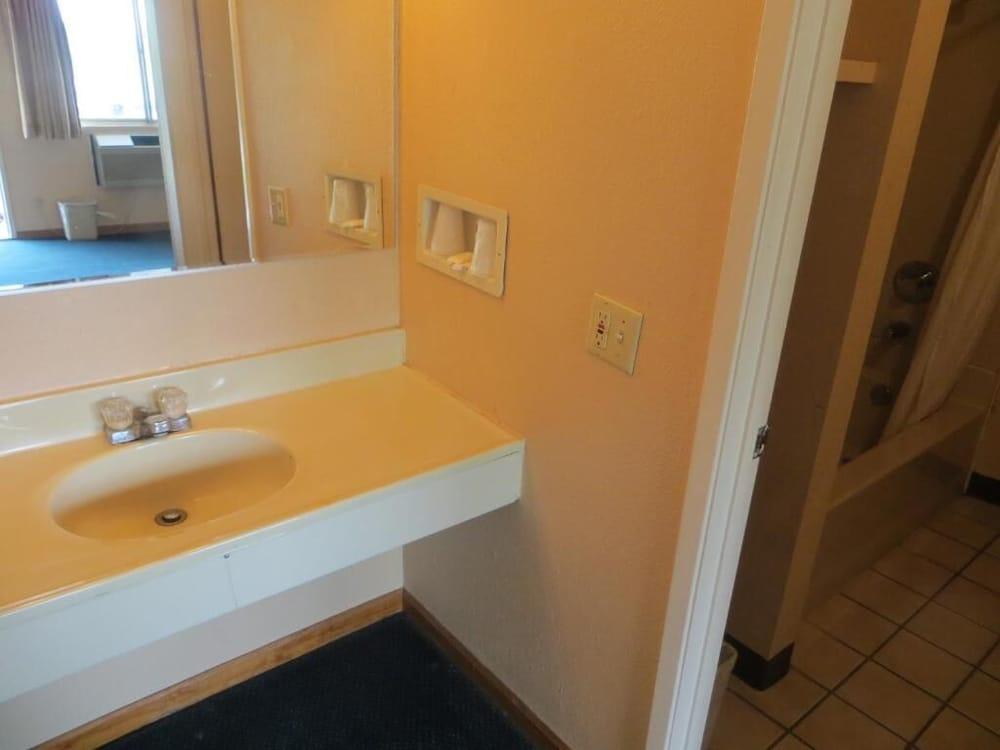 Travelers Inn photo 22